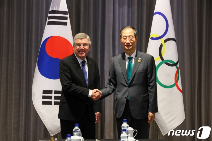 2022 항저우 아시안게임 개회식에 참석하기 위해 중국을 방문한 한덕수 국무총리가 23일 중국 항저우 하얏트 호텔에서 토마스 바흐 IOC 위원장을 만나 악수하고 있다. (국무총리실 제공) 2023.9.23/뉴스1