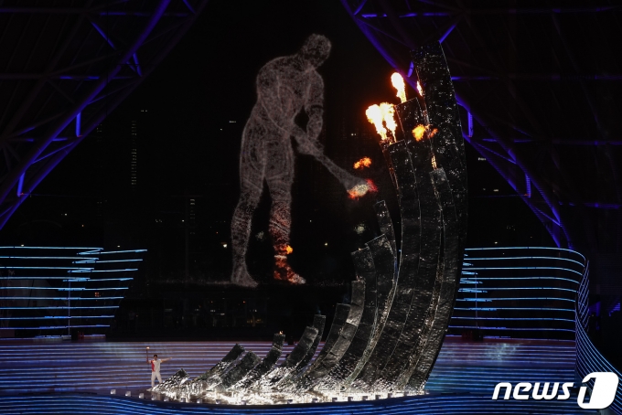 [사진] 디지털 이미지와 함께 공동 성화점화하는 中 금메달리스트 왕순