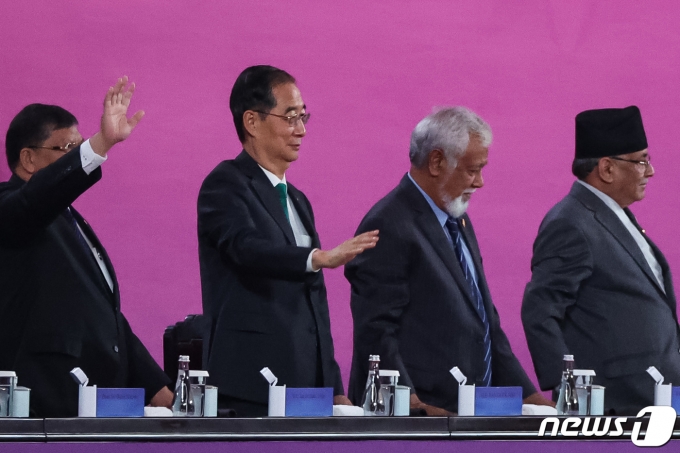 [사진] 손 흔드는 한덕수 총리