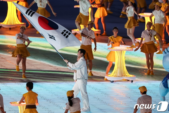 [사진] 대한민국 선수단 기수 구본길·김서영