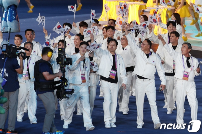 [사진] 태극기 흔들며 입장하는 대한민국 선수단