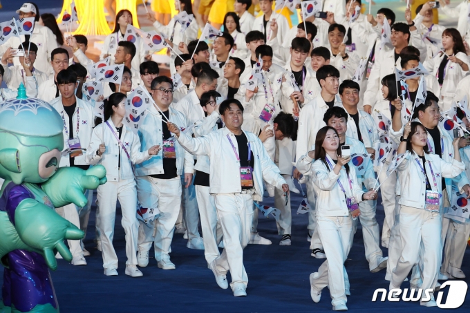 [사진] 개회식 입장하는 대한민국 선수단