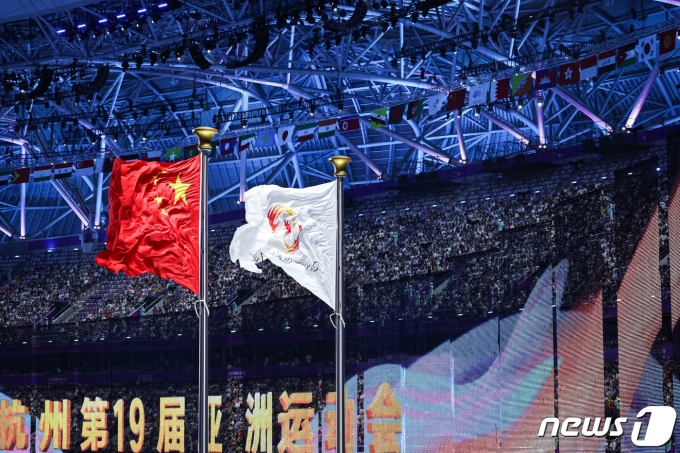 [사진] 나란히 휘날리는 오성홍기와 OCA깃발