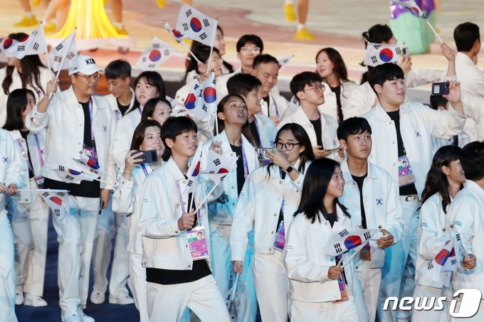 [사진] 아시안게임 개회식 즐기는 대한민국 선수단