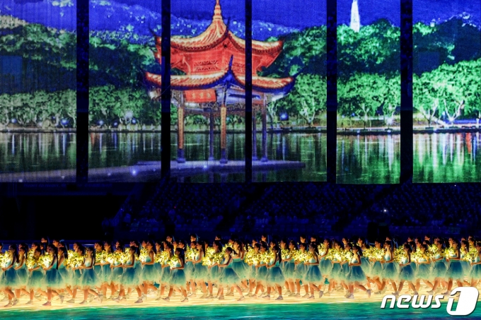 [사진] '시선 빼앗는 개회식 축하 공연'