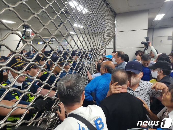 21일 더불어민주당 이재명 대표 체포동의안이 가결되자 지지자들이 국회 진입을 시도했다. . 2023.9.21/뉴스1 ⓒ News1 한병찬 기자