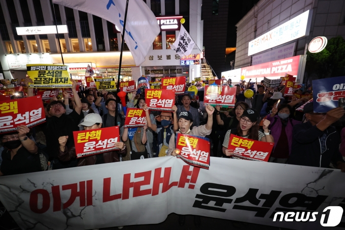 이재명 더불어민주당 대표 체포동의안이 가결된 21일 오후 서울 영등포구 여의도 국민의힘 당사 앞에서 촛불행동 회원들이 구호를 외치고 있다. 2023.9.21/뉴스1 ⓒ News1 김진환 기자