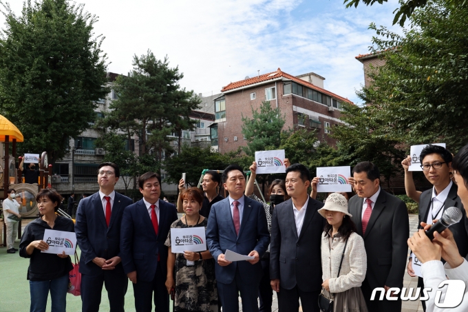 국민의힘 김기현 대표와 김태우 강서구청장 보궐선거 후보가 21일 오전 서울 강서구 까치산어린이공원에서 화곡1동 모아타운 예정지 관련 설명을 경청하고 있다. 2023.9.21/뉴스1 ⓒ News1 황기선 기자