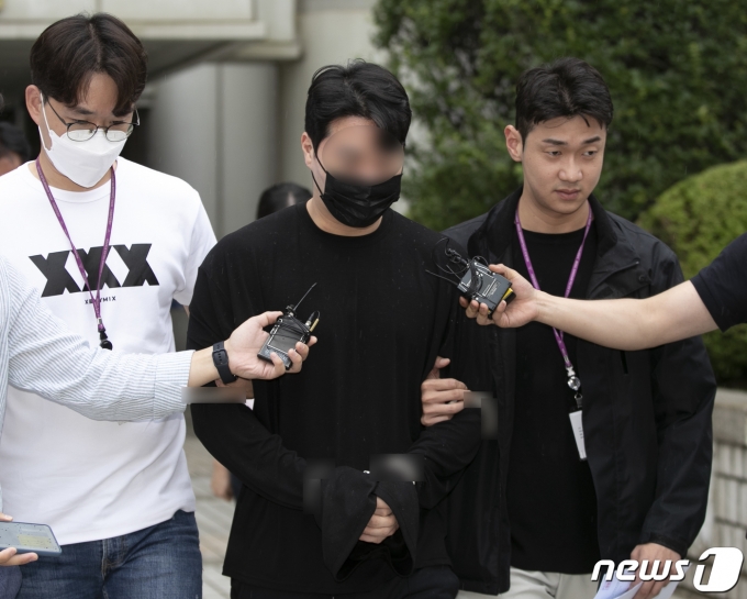롤스로이스 차를 운전하다 행인을 치어 중상을 입힌 20대 남성이 영장실질심사를 받고 서울중앙지법을 나서고 있다.  A2023.8.11/뉴스1 ⓒ News1 신웅수 기자