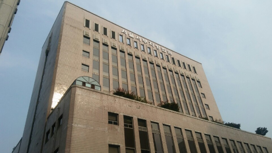 24일 뉴시스에 따르면 팬들이 송금한 모금액을 몰래 챙기고 사회관계망서비스(SNS) 계정에 허위 광고글을 올려 피해자들로부터 돈을 갈취한 혐의로 재판에 넘겨진 20대 아이돌그룹 팬카페 운영자가 징역1년4개월을 선고받았다./사진=뉴시스