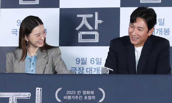 24일 영화진흥위원회 영화관입장권통합전산망에 따르면 이선균과 정유미를 주연으로 하는 영화 '잠'이 18일째 박스오피스 1위를 기록했다./사진=뉴스1