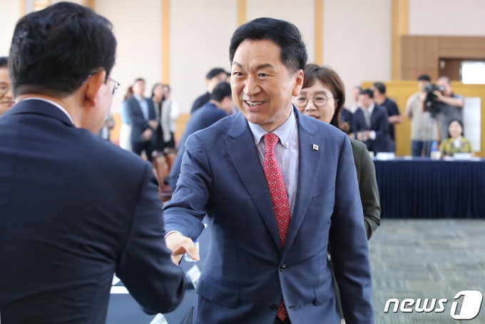 김기현 국민의힘 대표가 22일 오전 대구상공회의소에서 열린 대구 경제인 간담회에 입장하며 참석자들과 인사 나누고 있다. 2023.9.22/뉴스1 ⓒ News1 공정식 기자