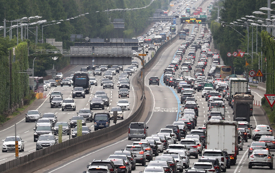 24일 한국도로공사는 이날 전국 고속도로 교톨량이 493만대로 전망된다고 밝혔다. 서울 방향 고속도로 정체는 오후 4~5시쯤 절정을 이룰 것으로 보인다./사진=뉴스1