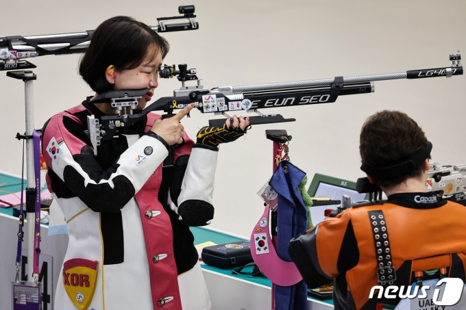 [사진] 10m 공기소총 예선 경기 펼치는 이은서