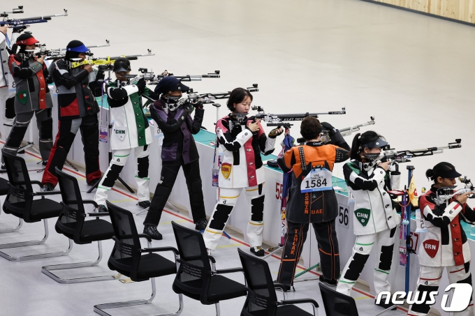 [사진] 사격 10m 공기소총 예선 나선 이은서