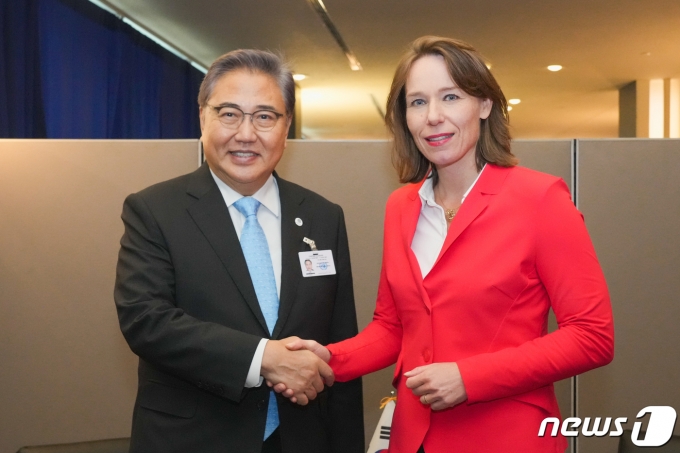 박진 외교부 장관(왼쪽)과 한케 브라윈스 슬롯 네덜란드 외교장관. (외교부 제공) 2023.9.24/뉴스1.