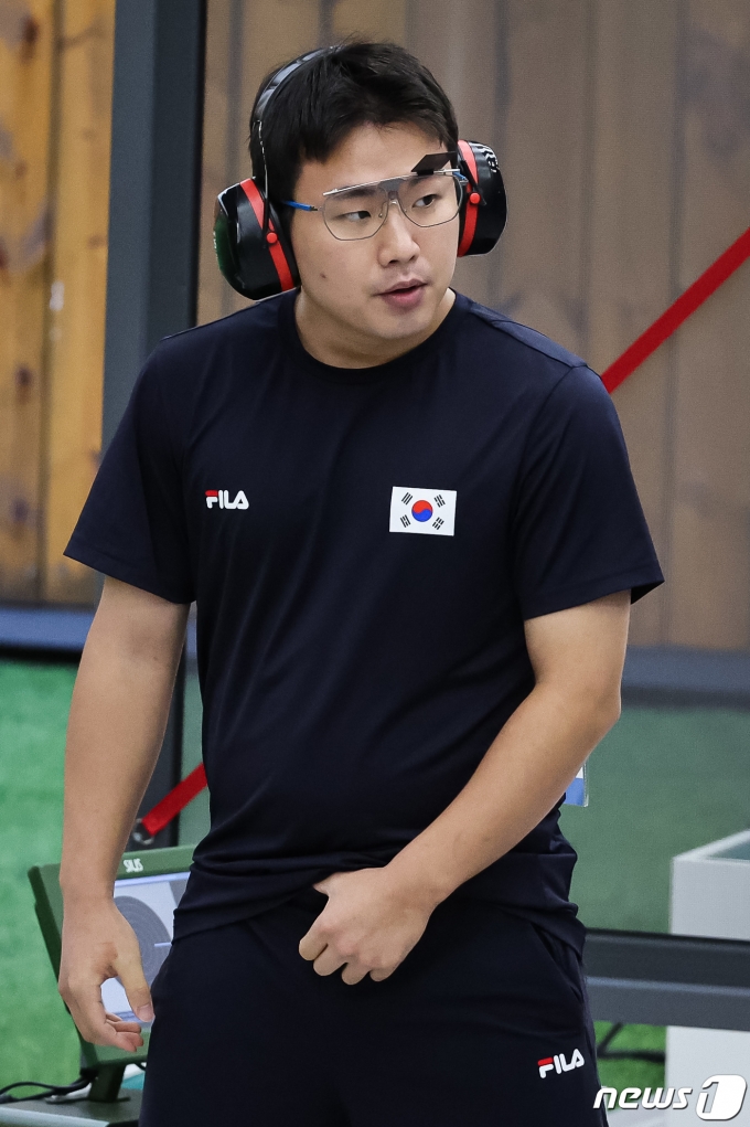 [사진] 코치 바라보는 이건혁