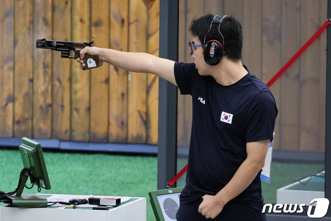 [사진] 이건혁, 남자 25m 속사권총 예선