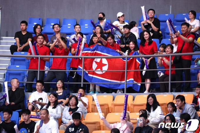 [사진] 전수성 응원하는 북한 응원단