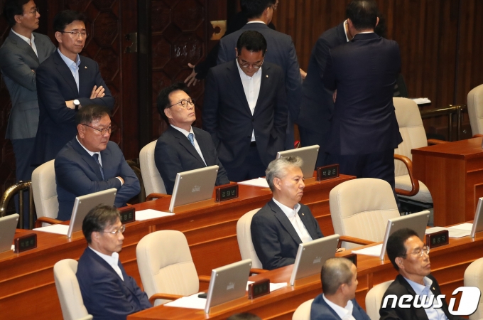 더불어민주당 의원들이 21일 오후 서울 여의도 국회에서 열린 제410회 국회(정기회) 제8차 본회의에서 이재명 대표에 대한 체포동의안이 총투표수 295표, 가 149표, 부 136표, 기권 6표, 무효 4표로 가결되자 아쉬워하고 있다. 2023.9.21/뉴스1 ⓒ News1 임세영 기자