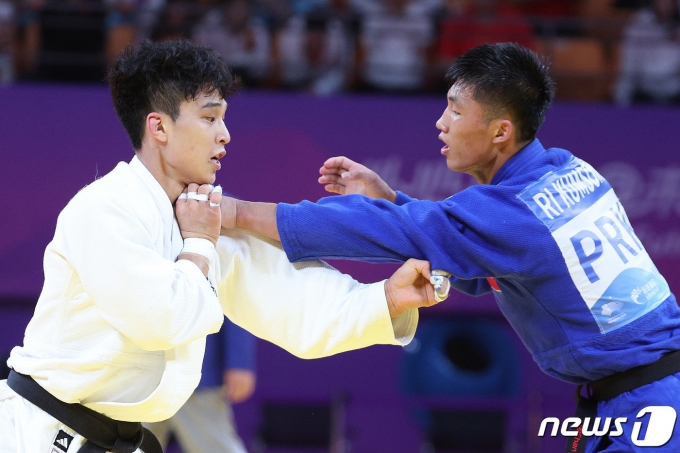 24일 오전 중국 항저우 샤오샨 린푸 체육관에서 열린 2022 항저우 아시안게임 유도 남자 66kg급 16강 한국 안바울과 북한 리금성이 경기를 치르고 있다. 항저우 아시안게임 첫 남북 경기이자 5년 만의 남북 맞대결 경기는 안바울이 절반으로 리금성을 이겼다. 2023.9.24/뉴스1 ⓒ News1 신웅수 기자