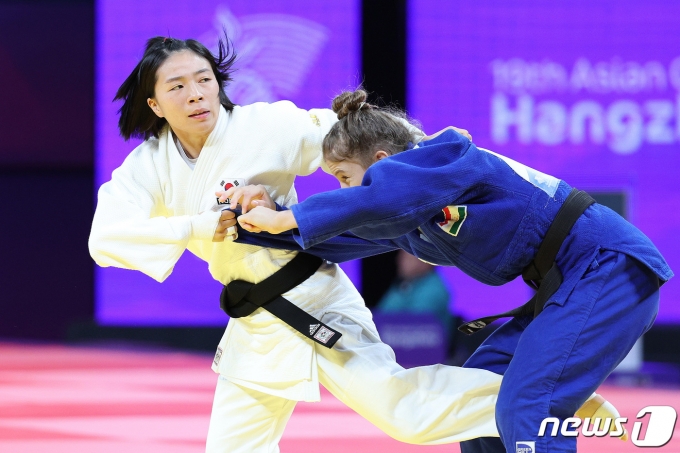 24일 오전 중국 항저우 샤오샨 린푸 짐나지움에서 열린 2022 항저우 아시안게임 유도 여자 48kg급 16강에서 한국 이혜경이 타지키스탄 마디나와 경기를 펼치고 있다. 2023.9.24/뉴스1 ⓒ News1 신웅수 기자
