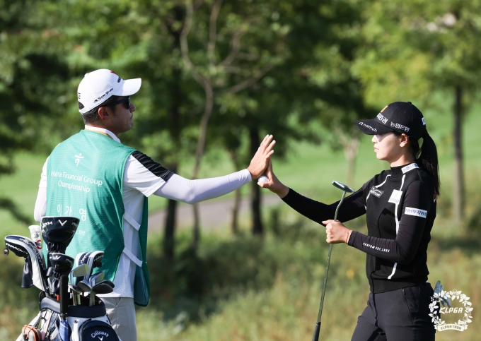 [사진] 하이파이브 나누는 이가영