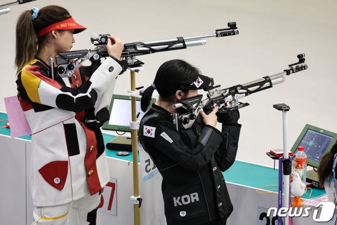 조은영이 24일 중국 항저우 푸양 인후 스포츠센터에서 열린 2022 항저우 아시안게임 사격 여자 10m 공기소총 예선 경기를 펼치고 있다. 2023.9.24/뉴스1 ⓒ News1 유승관 기자