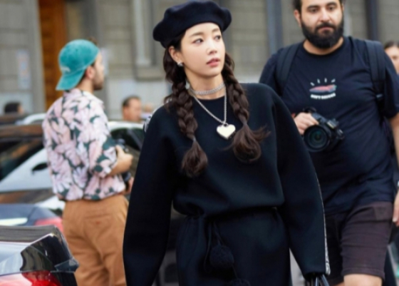 기은세는 23일 자신의 인스타그램을 통해 최근 유행하는 올드머니 패션을 완벽 소화한 사진 여러 장을 공개했다. 그는 지난 22일 소속사를 통해 최근 11년 간의 결혼생활에 마침표를 찍었다고 밝혔다./사진=기은세 인스타그램