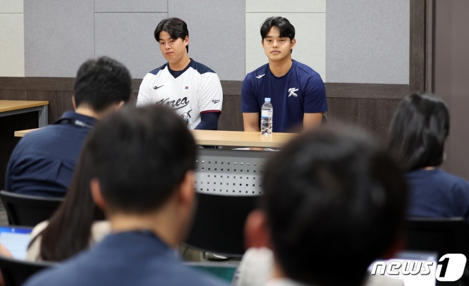 [사진] 노시환·문동주, 인터뷰 하는 독수리들