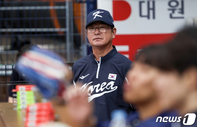 [사진] 전광판 바라보는 류중일 감독