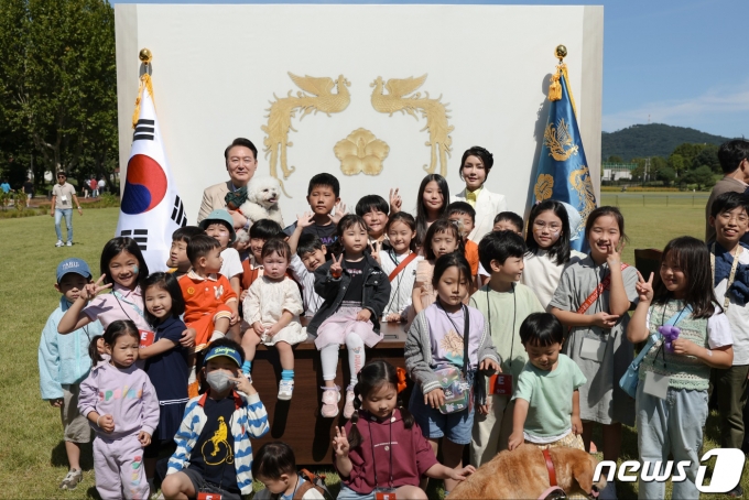윤석열 대통령과 김건희 여사가 24일 서울 용산어린이정원에서 열린 추석맞이 팔도장터를 깜짝 방문해 어린이들과 기념촬영을 하고 있다. (대통령실 제공) 2023.9.24/뉴스1 ⓒ News1 오대일 기자
