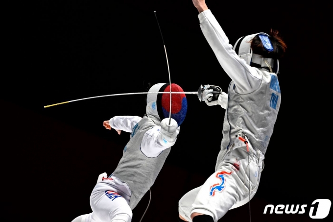 24일 열린 2022 항저우 아시안게임 펜싱 남자 플뢰레 개인전에 출전한 이광현(왼쪽). ⓒ AFP=뉴스1