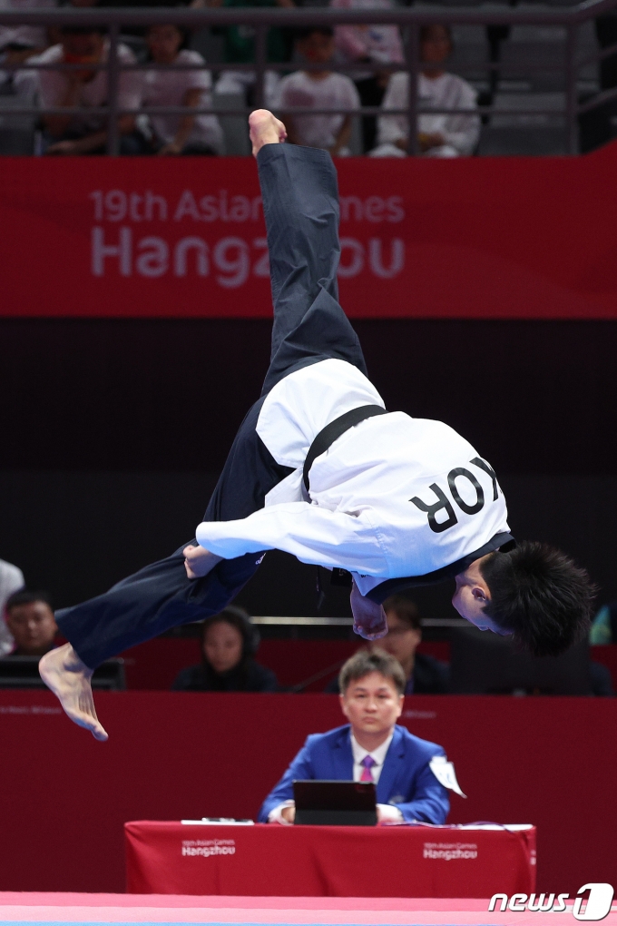 [사진] 역동적인 품새 선보이는 강완진