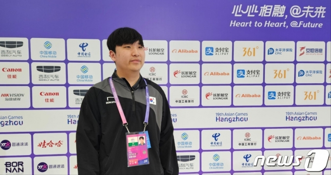 항저우 아시안게임에 출전한 e스포츠 국가대표 곽준혁(KT롤스터·23)이 경기 직후 믹스트존에서 취재진과 인터뷰를 하고 있다. 2023.9.24/뉴스1 ⓒ News1 박소은 기자