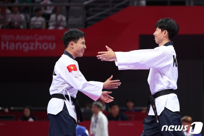 [사진] 승패를 떠나 우리는 친구