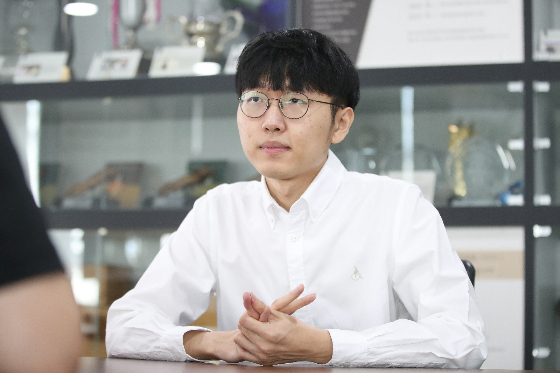 24일 2022 항저우 아시안게임에 출전한 신진서 9단이 예선 1차전에서 양딩신(중국) 9단에 201수 만에 승리했다. 바둑은 2010년 광저우 대회 이후 이번에 최초로 정식 종목으로 다시금 채택됐다./사진=뉴스1