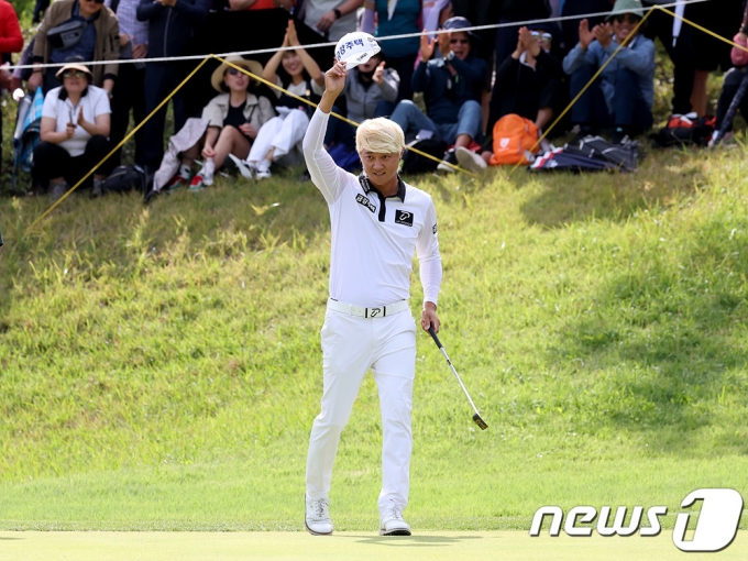 [사진] 허인회 '버디 세리머니'