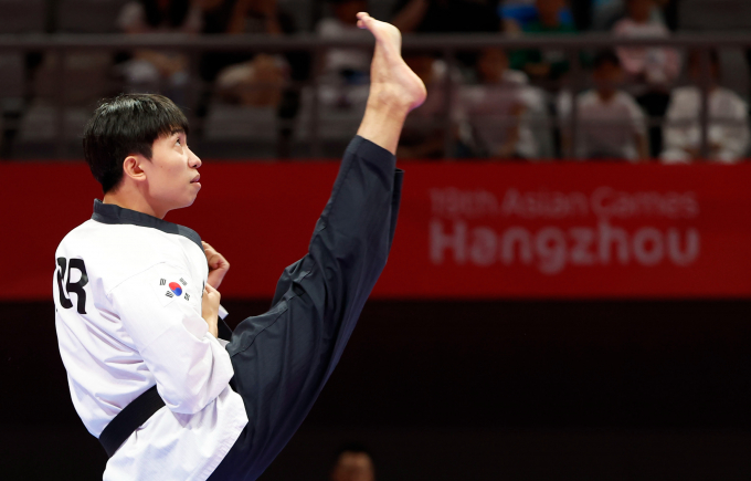 강완진이 항저우 아시안게임 남자 태권도 품새 개인전에서 금메달을 목에 걸었다.  /사진= 뉴시스