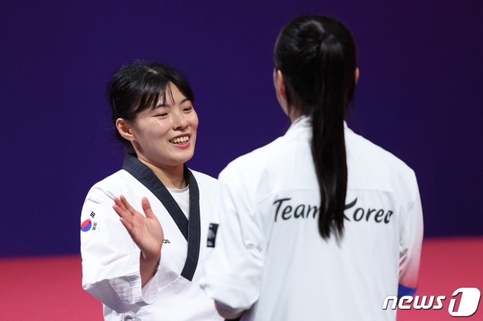 24일 오후 중국 항저우 린안 스포츠문화&전시센터에서 열린 2022 항저우 아시안게임 태권도 품새 여자 개인전 4강에서 차예은이 결승 진출 후 코치와 기쁨을 나누고 있다. 2023.9.24/뉴스1 ⓒ News1 신웅수 기자