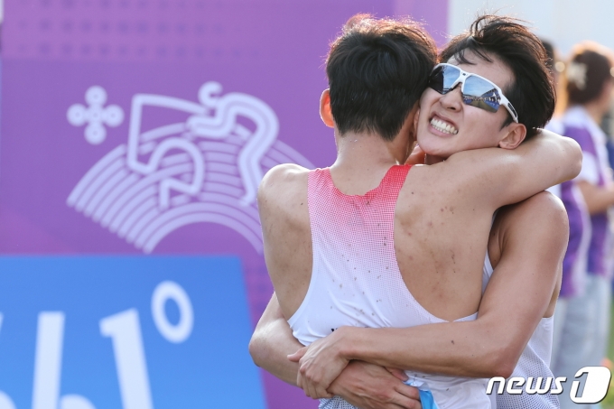 [사진] 전웅태 '이지훈과 기쁨의 포옹'