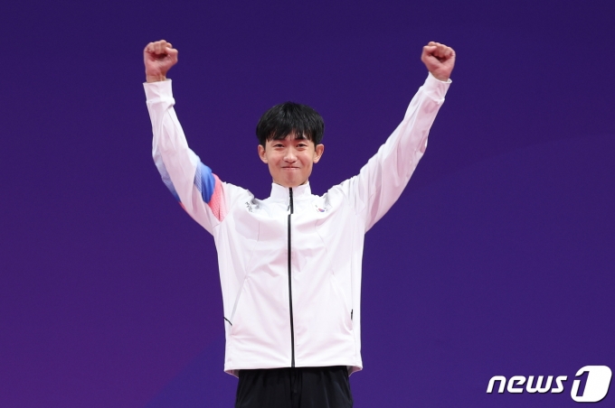 [사진] 강완진 '대한민국 첫 금메달, 제가 해냈습니다'