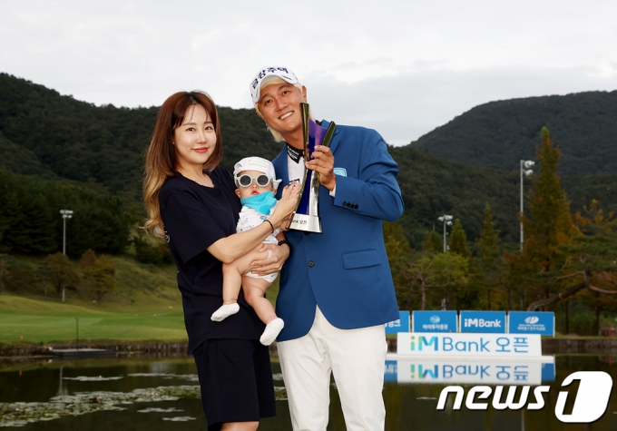 [사진] 우승 차지한 허인회, 가족들과 기념촬영