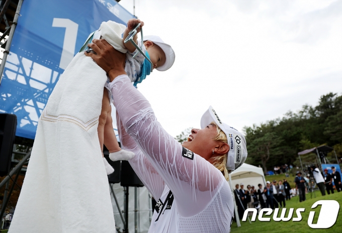 [사진] 아들과 우승 기쁨 나누는 허인회