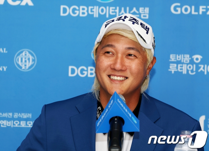 [사진] 우승 인터뷰 하는 허인회