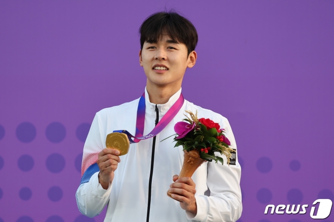 전웅태가 24일 중국 항저우 푸양 인후 스포츠센터에서 열린 근대5종 남자 개인 결선 레이저런에서 1위로 결승선을 통과, 메달 수여식에서 금메달을 목에 걸고 취재진을 향해 포즈를 취하고 있다. 2023.9 24/뉴스1 ⓒ News1 유승관 기자