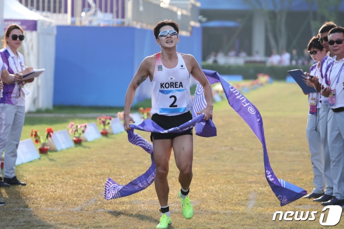 전웅태가 24일 중국 항저우 푸양 인후 스포츠센터에서 열린 근대5종 남자 개인 결선 레이저런에서 1위로 결승선을 통과호하고 있다. 2023.9 24/뉴스1 ⓒ News1 유승관 기자