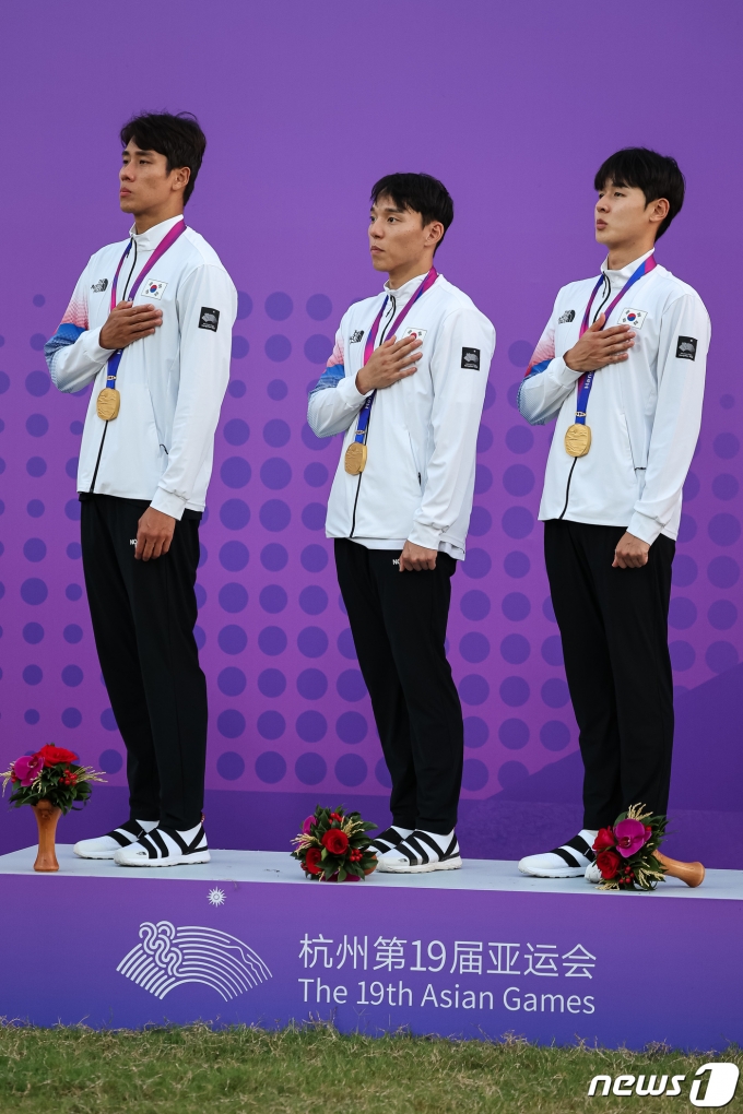 [사진] 애국가 부르는 근대5종 남자 대표팀