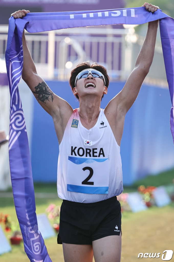 [사진] 전웅태 '근대5종 2관왕'