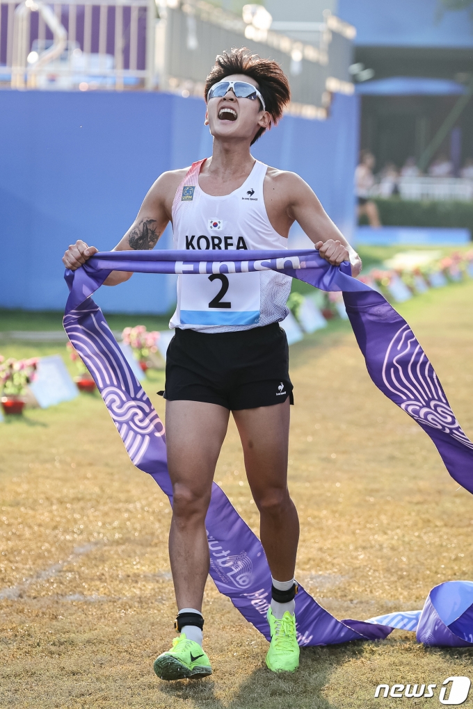 [사진] 1위로 결승선 통과한 전웅태